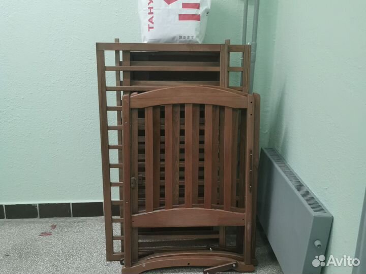 Детская кроватка с маятником