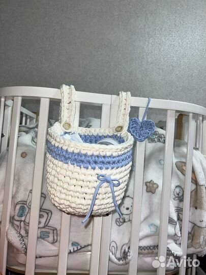 Вязаная корзина на детскую кроватку