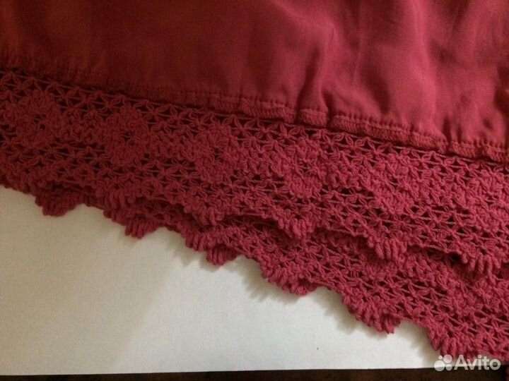 Кружево на ткани от длинной юбки