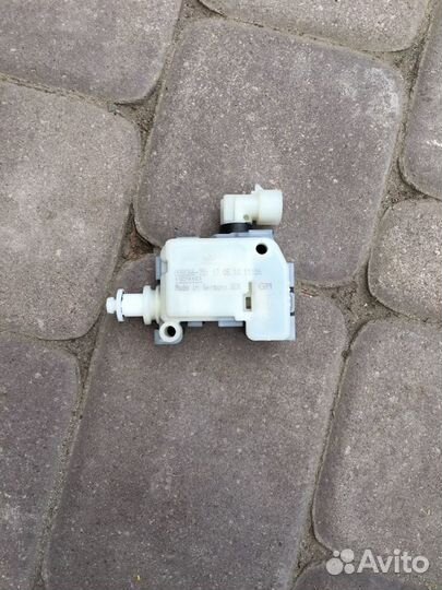 Крышка лючка бензобака Опель Астра J Джей