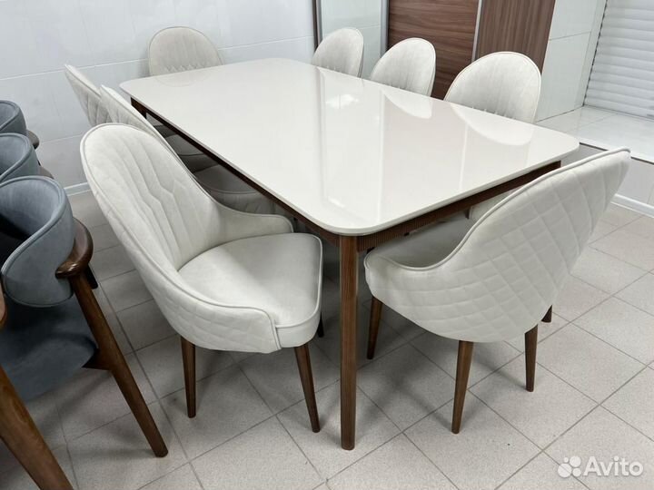 Кухонный стол и стулья