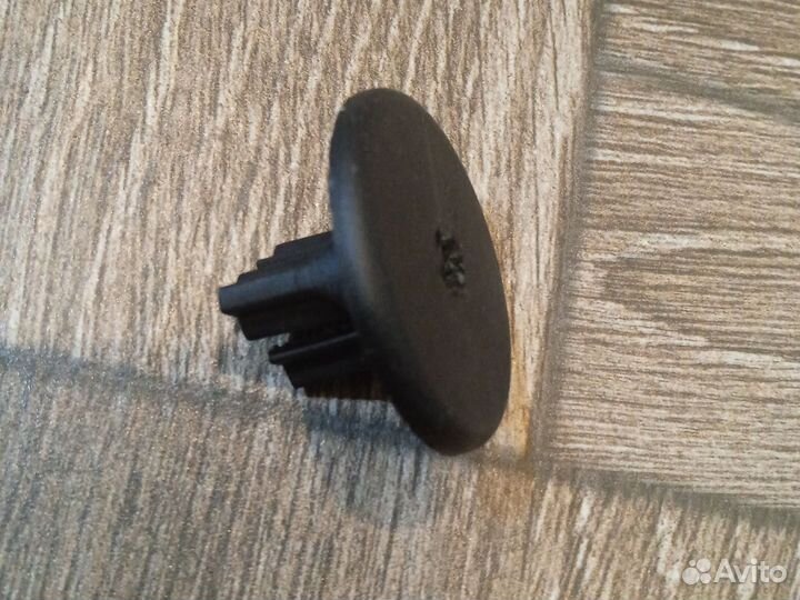 Крепление ковролина переднего пасажира Audi 100 C3