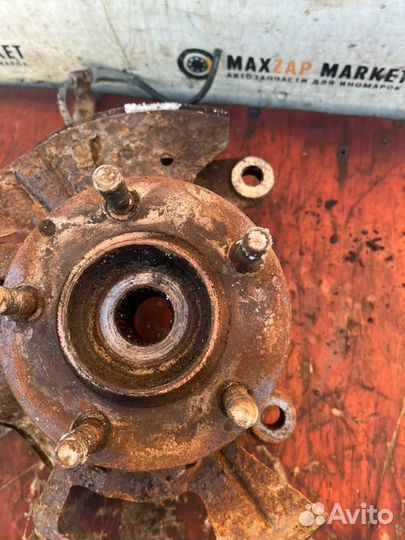 Кулак поворотный левый Mazda Bongo Friendee 1999