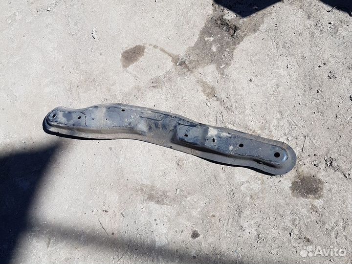 Передняя поперечина Рено Дастер