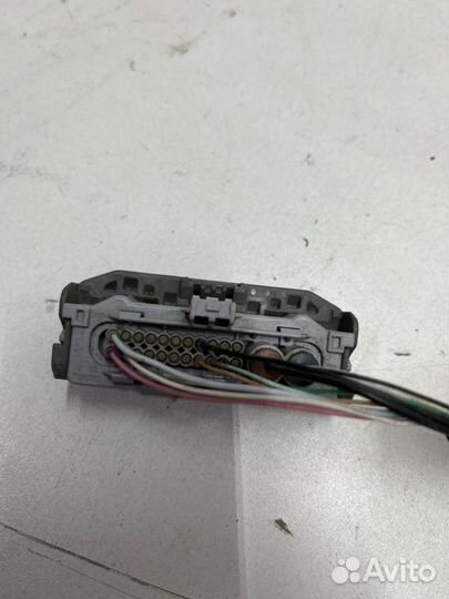 Штекер на фару передний Toyota Camry V70/V75