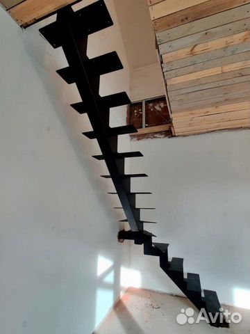 Лестница на металлокаркасе с обшивкой дуб