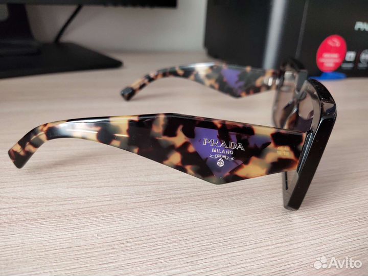 Солнцезащитные очки женские Prada