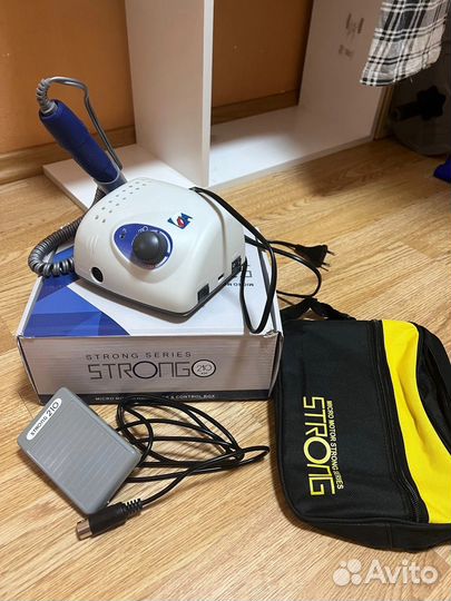 Маникюрный стол и другие принадлежности