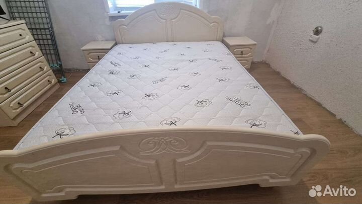 Спальный гарнитур массив