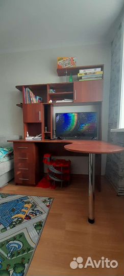 Компьютерный стол угловой с полками