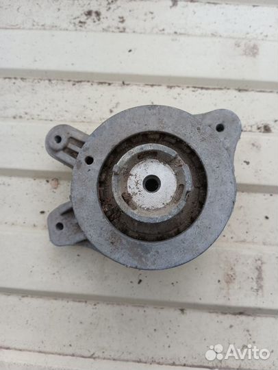 Опора двигателя правая Mercedes-Benz C 205 W205