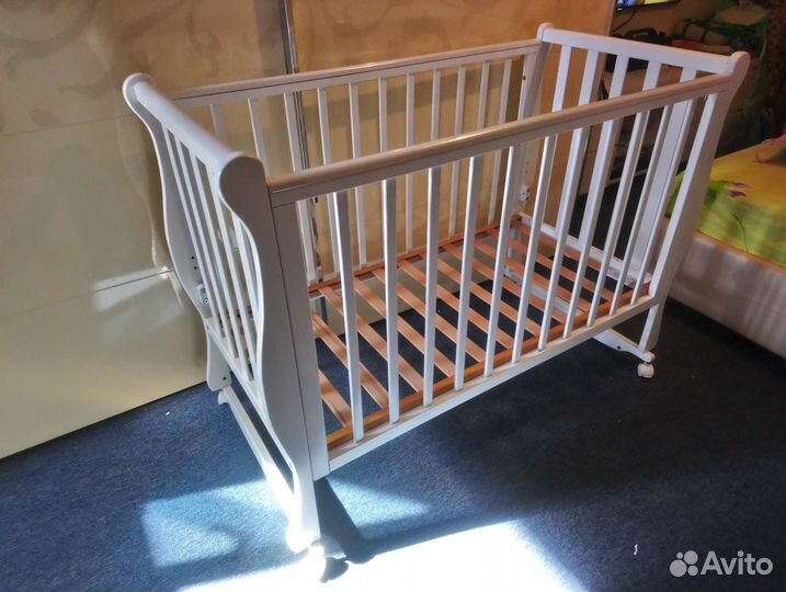 Детская кроватка с универсальным маятником