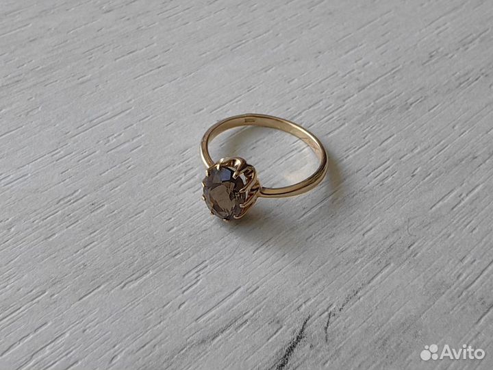 Золотое кольцо с камнем