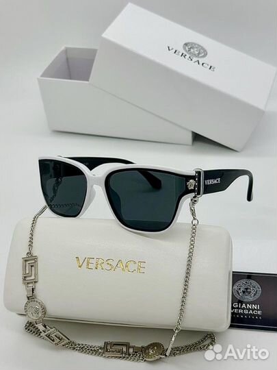 Солнцезащитные очки. Versace