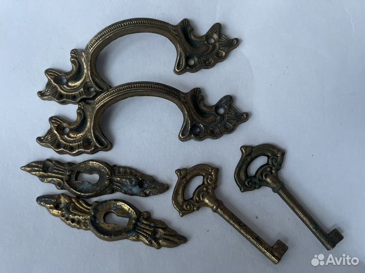 Старинные бронзовые накладки на мебель ключи