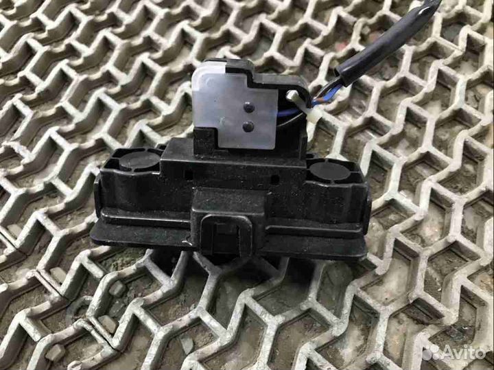 Кнопка открывания люка Honda Accord