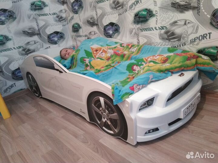Детская кровать машина