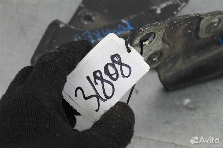 Петля капота левая Volkswagen Touareg (02-07)