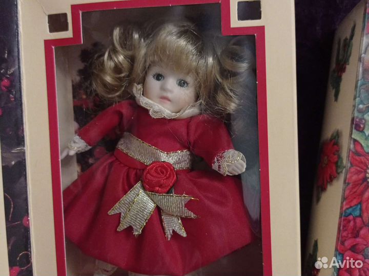 Кукла фарфоровая
