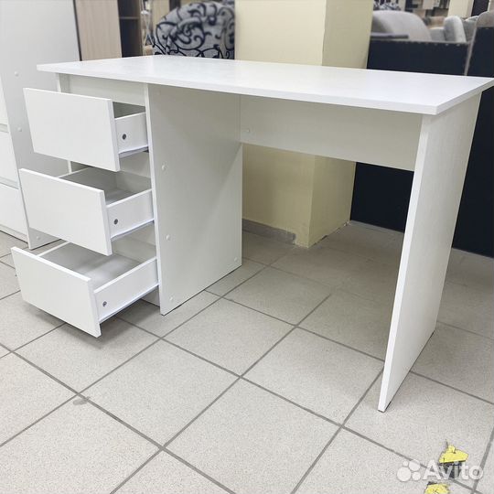 Стол письменный / новый / в наличии