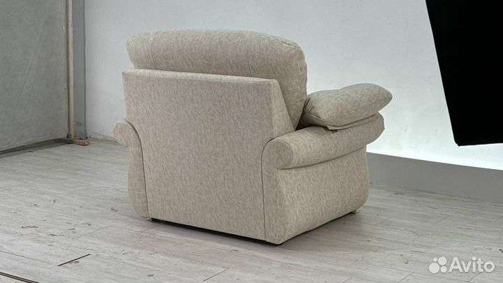 Кресло с деревянными вставками мягкое со спальным