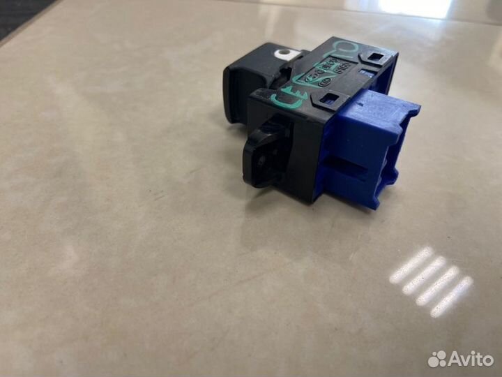 Кнопка стеклоподъемника задняя Kia Cerato 3 седан