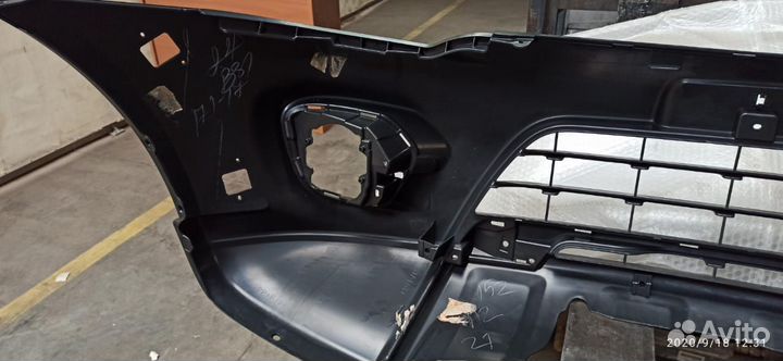 Бампер передний Mitsubishi L200 6400G111