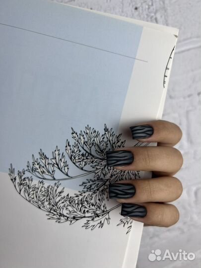 Модель на маникюр