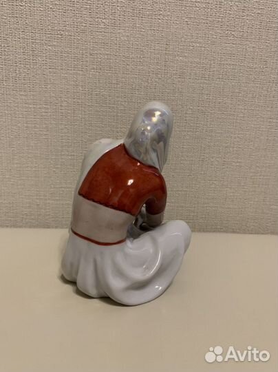Фарфоровая статуэтка 