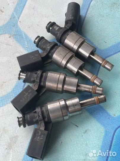 Форсунка топливная бензиновая 06F906036