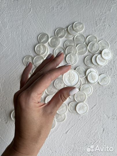 Сургучный оттиск готовый на двустороннем скотче