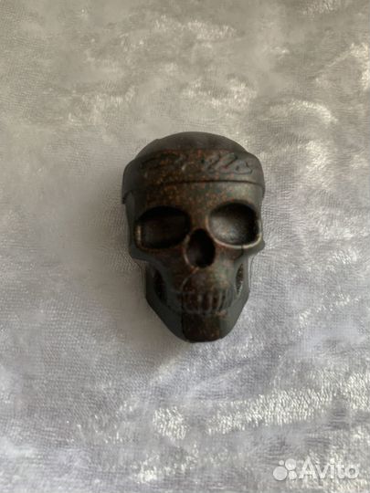 Значок Череп из эпоксидной смолы