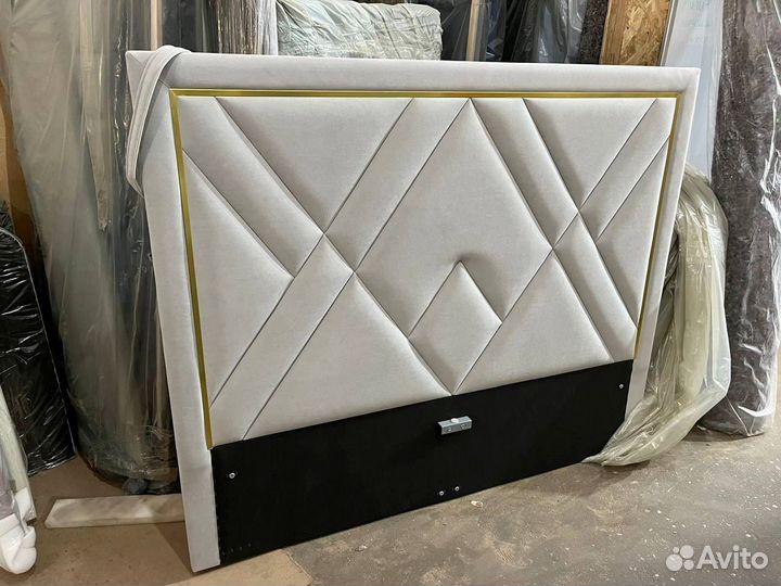 Белая кровать