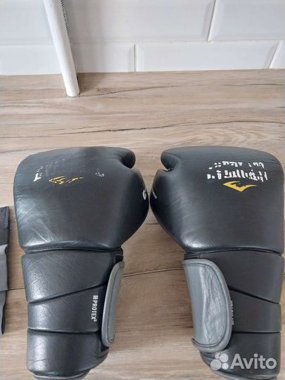 Боксерские перчатки Everlast 14oz