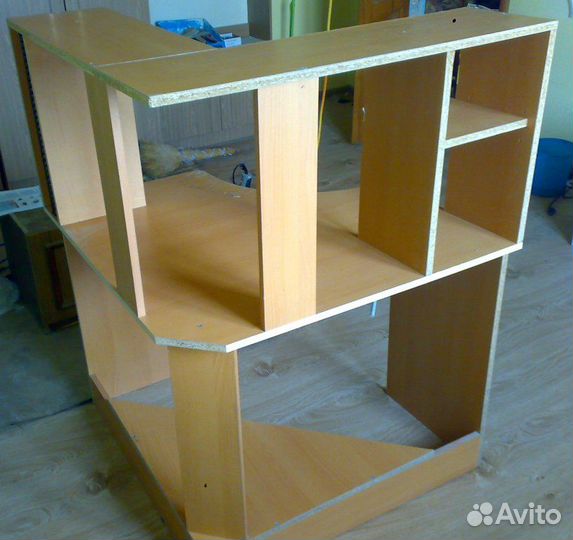 Стол пк угловой, компактный, с выдвижной полкой