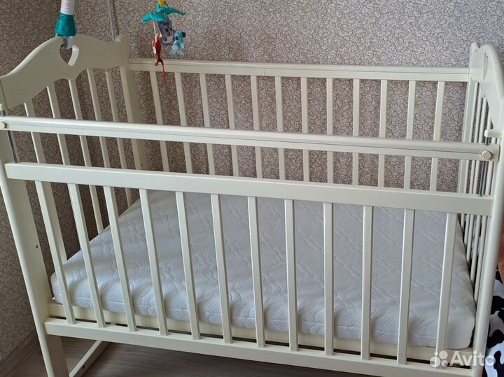 Детская кроватка с маятником
