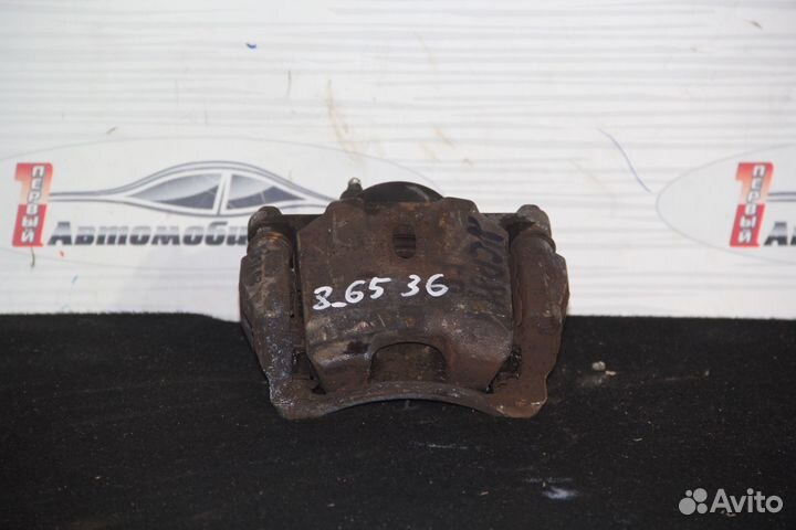 Суппорт перед право c Toyota Sienta NCP81G 1NZ-FE