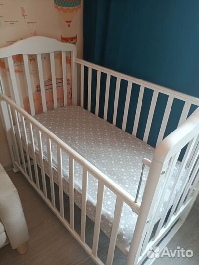 Кроватка детская с маятником
