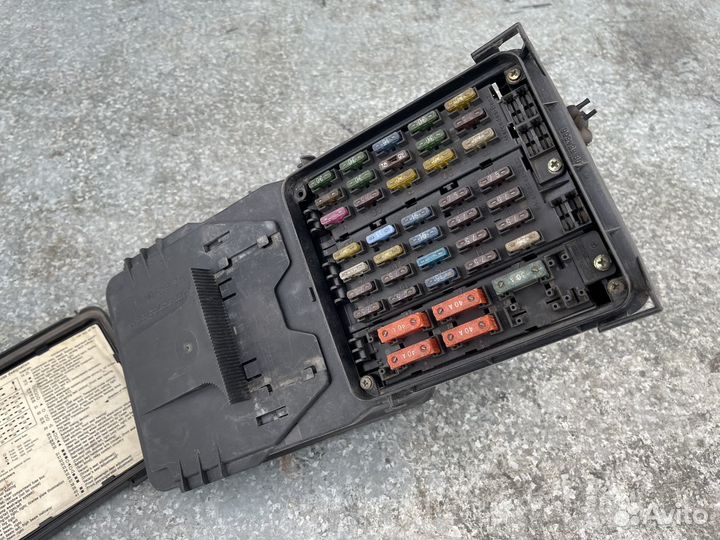 Корпус блока предохранителей Mercedes W140