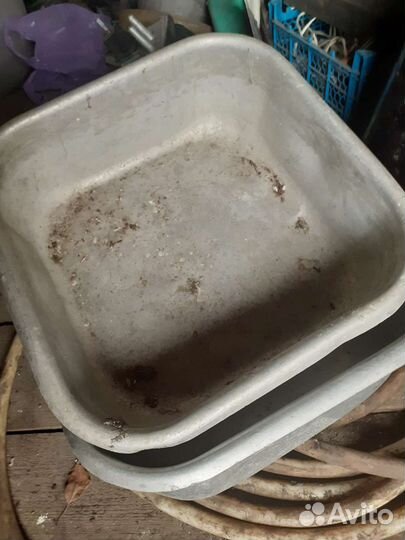 Бак из пищевой нержавейки и алюминиевые тазы