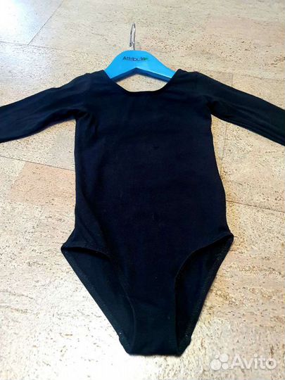 Белый гимнастический купальник и чешки