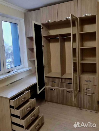 Рабочая зона в углу у окна