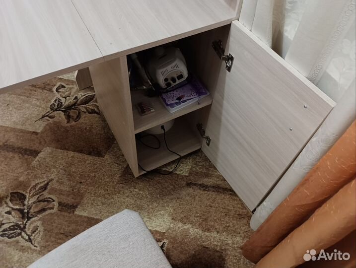 Стол для маникюра складной с полкой