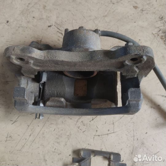 Суппорт тормозной передний левый mitsubishi L200