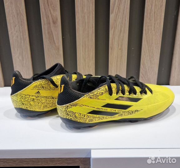 Футбольные бутсы adidas