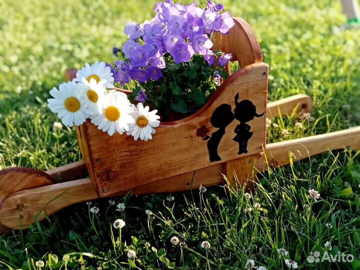 Деревянная тачка для цветов