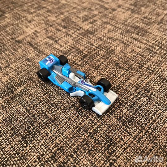 Маленькие игрушки (машинка, черепашка ниндзя)