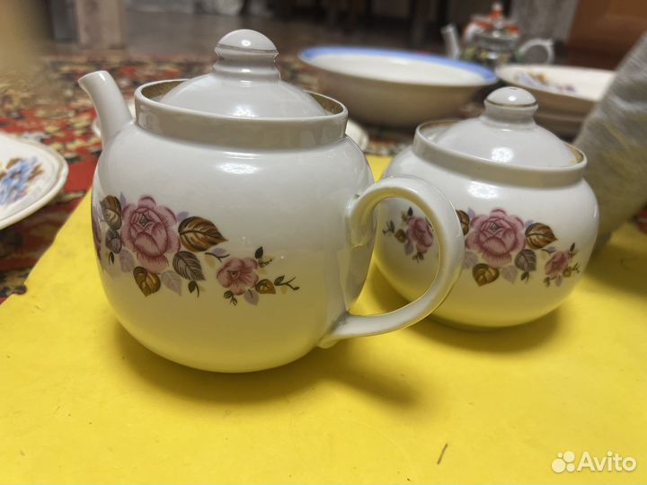 Заварочный чайник и сахарница