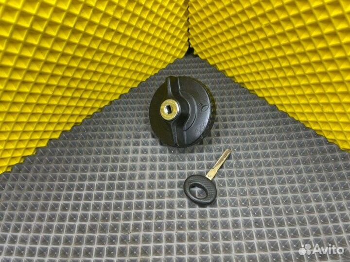 Крышка бака Mercedes-Benz 190E W201 M102.921 2.0I