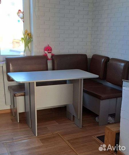 Кухонный уголок со столом и стульями